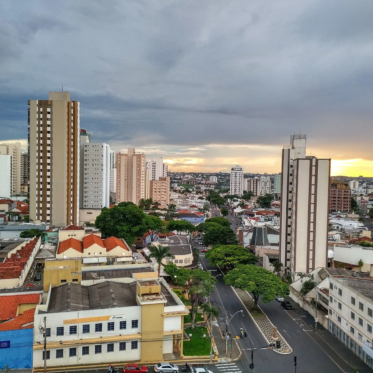 Vista urbana de Campinas, com prédios e casas sob luz suave
